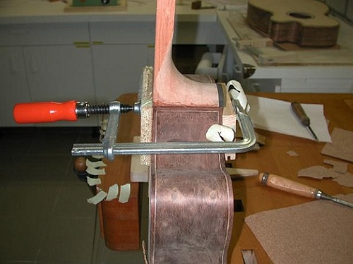 Flat top body neck joint
